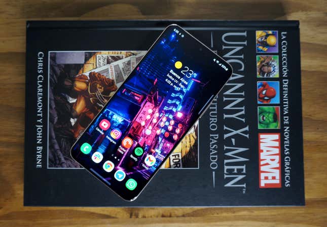 Imagen para el artículo titulado Análisis del Samsung Galaxy S22+: cómo hacer un buen teléfono aún mejor