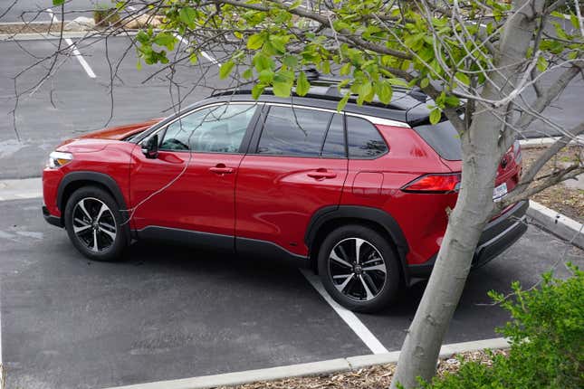 Un Toyota Corolla Cross Hybrid 2023 rojo.