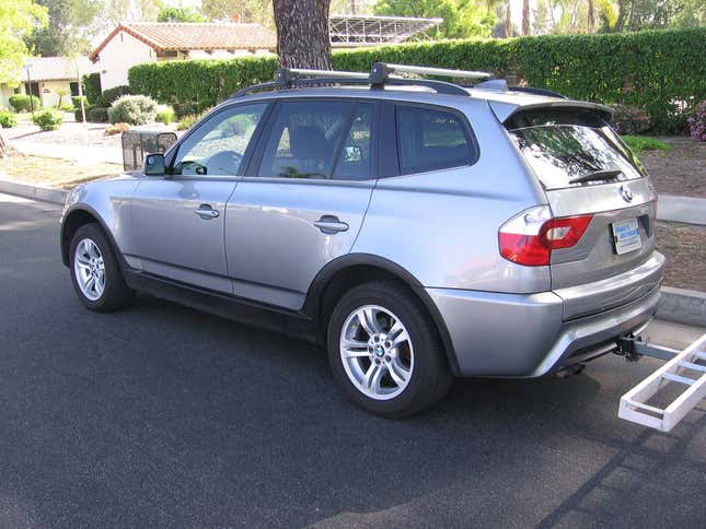 $11,900 というタイトルの記事の画像、この 6 速 2006 年式 BMW X3 は 3 ペダルのピーチですか?