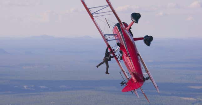 Imagen para el artículo titulado La última hazaña de Tom Cruise es volar colgado de un avión para promocionar sus películas