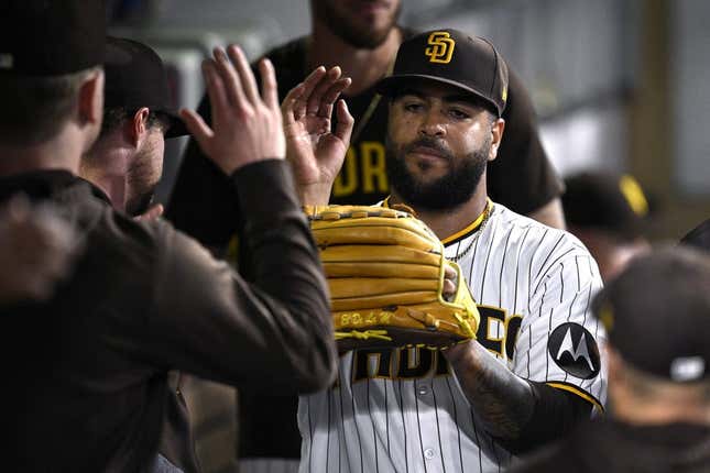 5. September 2023;  San Diego, Kalifornien, USA;  San Diego Padres Starting Pitcher Pedro Avila (60) wird im Dugout nach einem Pitching-Wechsel im siebten Inning gegen die Philadelphia Phillies im Petco Park gratuliert.