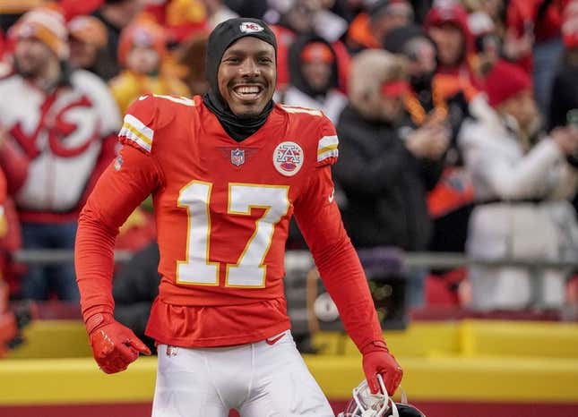 Jan 29, 2023; Kansas City, Missouri, USA; Kansas City Chiefs wide receiver Mecole Hardman (17) warms up against the Cincinnati Bengals prior to the AFC Championship game at GEHA Field at Arrowhead Stadium.