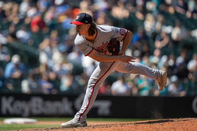 28. Juni 2023;  Seattle, Washington, USA;  Hunter Harvey (73), Reliever der Washington Nationals, liefert einen Pitch gegen die Seattle Mariners im T-Mobile Park ab.