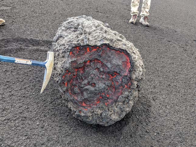 Imagen para el artículo titulado Lo que faltaba: bombas de lava al rojo vivo rodando por el volcán de La Palma