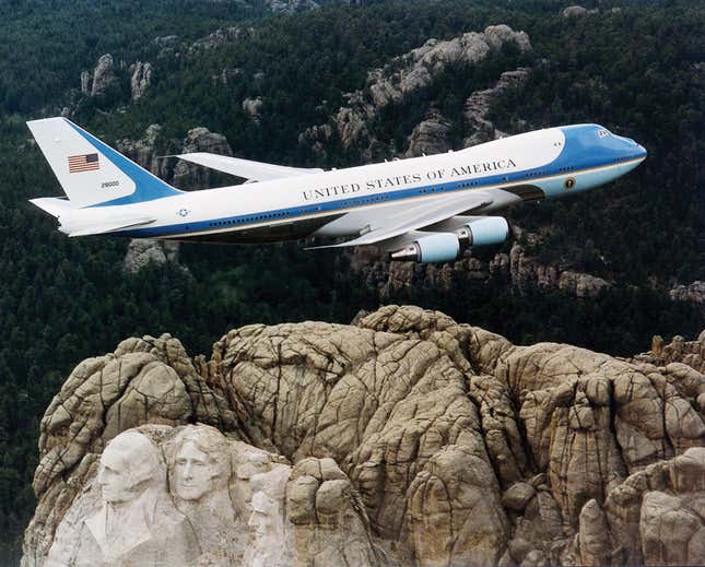 A VC-25A over Mount Rushmore.