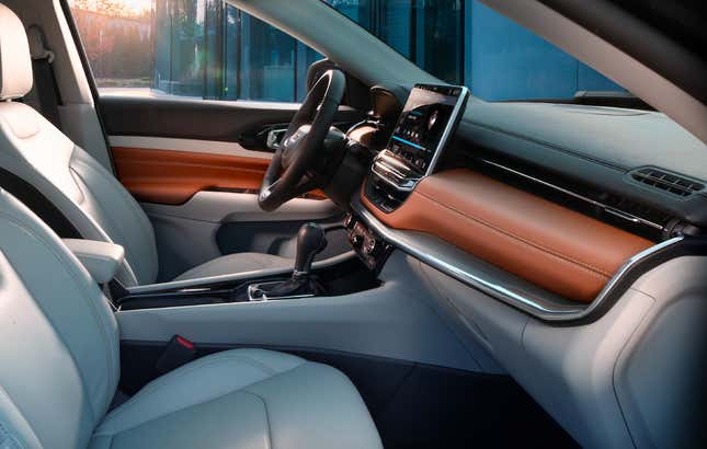 Image for article titled It's Ridiculous How Much Nicer The New Jeep Compass' Interior Looks