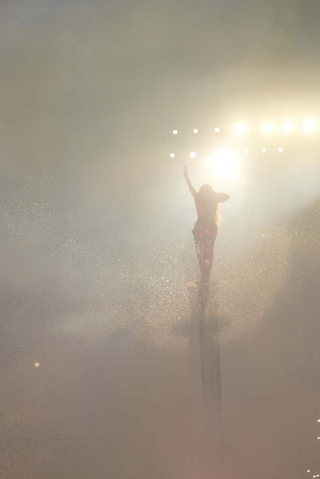 Image for article titled The Best Photos From Beyoncé&#39;s Stunning Dubai Performance