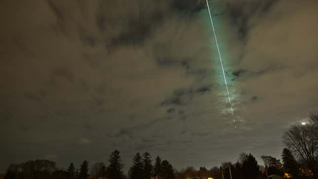 Timelapse de un meteorito impactando contra la atmósfera entre las nubes.