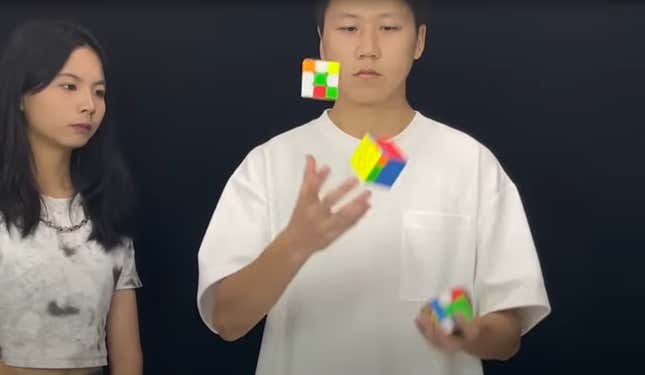 Imagen para el artículo titulado Logra resolver tres cubos de Rubik en solo tres minutos y medio haciendo malabares con ellos