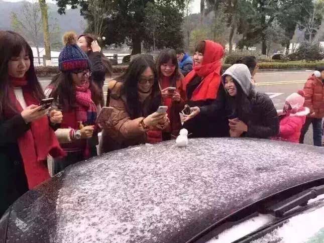Image for article titled Photos: Amazed southern Chinese experience first snowfall ever, make teeny-tiny snowmen