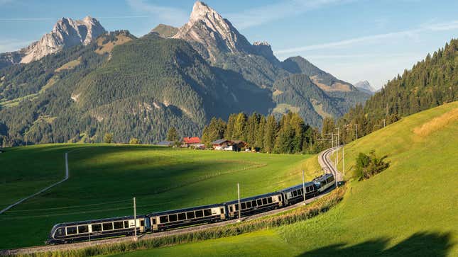 Une photo du train Golden Pass passant devant une montagne. 