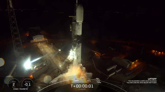 The Falcon 9, loaded with 56 Starlink satellites, at the moment of ignition, on Thursday, January 25.