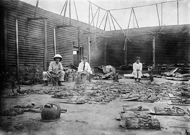19th-century looters. (Commons/Reginald Kerr Granville)