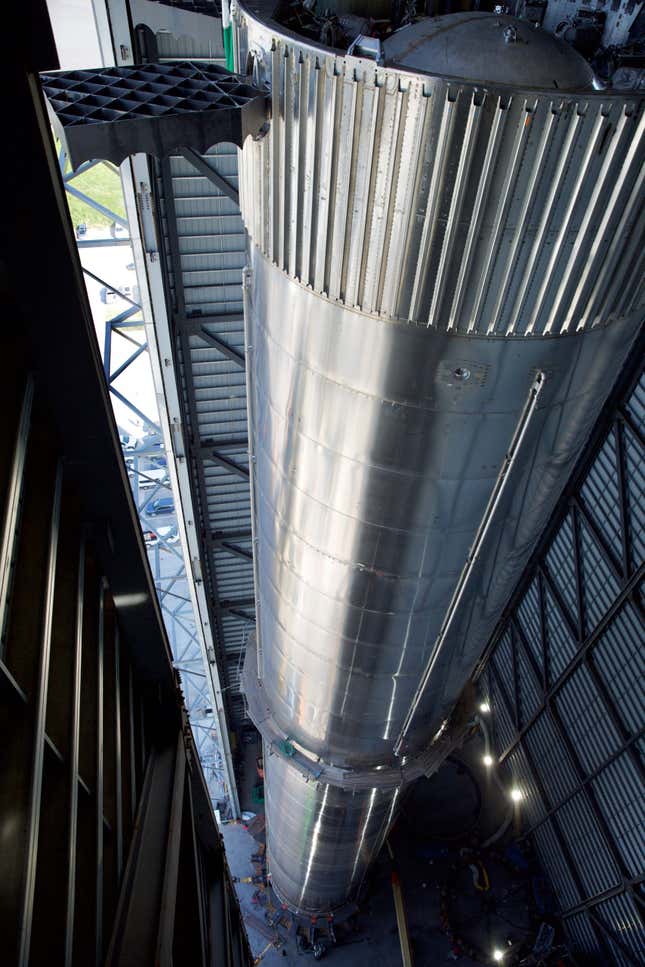 Imagen para el artículo titulado Primeras fotos de la Starship Super Heavy, el cohete más grande y potente de SpaceX