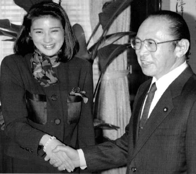 Masako Owada shakes hands with foreign minister Michio Watanabe as she bids farewell to her former workplace, Feb. 9, 1993.