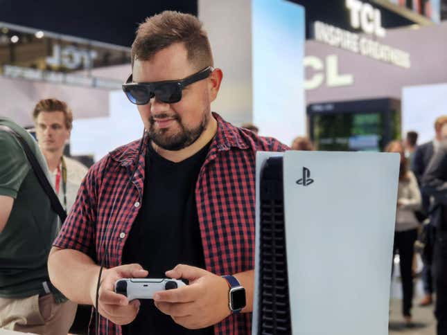 Imagen para el artículo titulado TCL NXTWEAR S: unas sencillas gafas inteligentes que asombran por su calidad de imagen