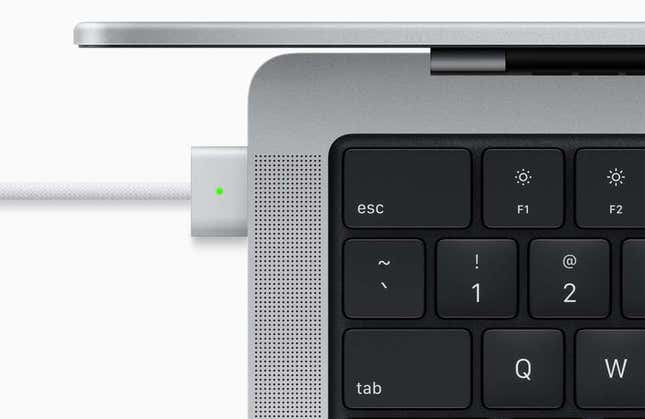 Imagen para el artículo titulado El nuevo MacBook Pro es una bestia con los nuevos chips M1 Pro y Max, y sí, tiene notch