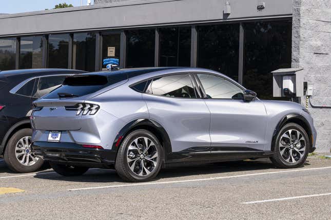 Image for article titled Buying Cars in America Is Going Online, But Dealers Are Here to Stay