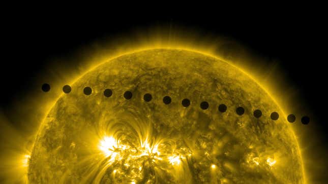 Secuencia de imágenes que muestran el tránsito de Venus por delante del Sol.