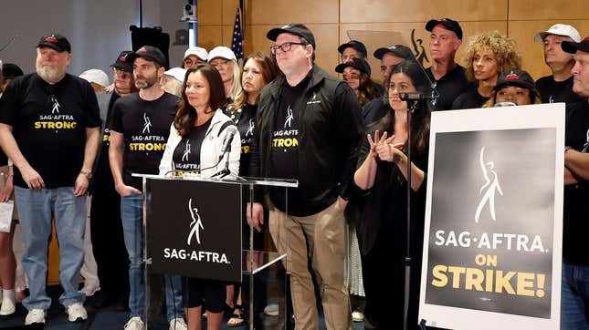 Miembros de SAG-AFTRA, el Sindicato de Actores de Cine-Federación Estadounidense de Artistas de Radio y Televisión, que entró en huelga