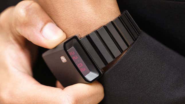 Imagen para el artículo titulado Este reloj digital retro de $4.700 solo muestra la hora durante unos segundos
