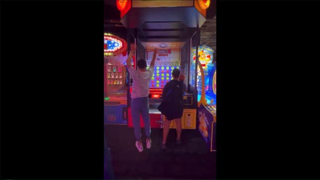 Steph (l.) and Ayesha Curry play some games.