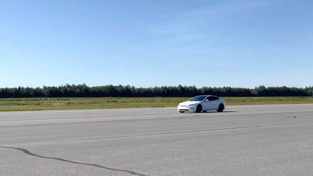 Imagen para el artículo titulado Un Tesla hackeado roza los 350 km/h en la pista de un aeropuerto de Canadá