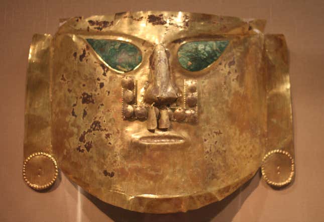 A golden funerary mask at the Dallas Museum of Art, that notably lacks paint.