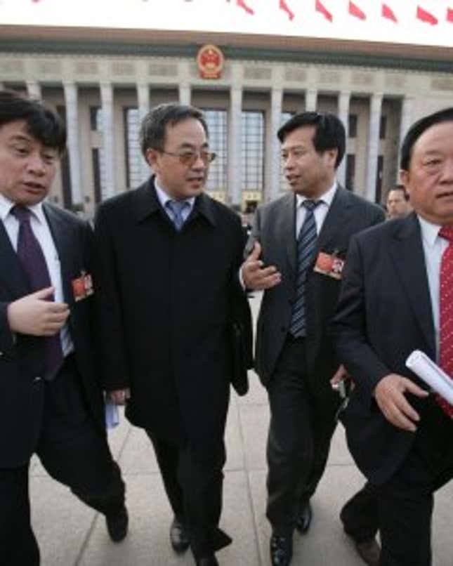 Hu Chunhua (center left)
