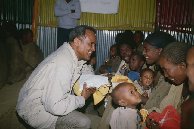 Le chanteur américain Harry Belafonte participe a la distribution de nourriture aux réfugiés en Ethiopie, provenant des gains de la vente du disque « USA for Africa ».