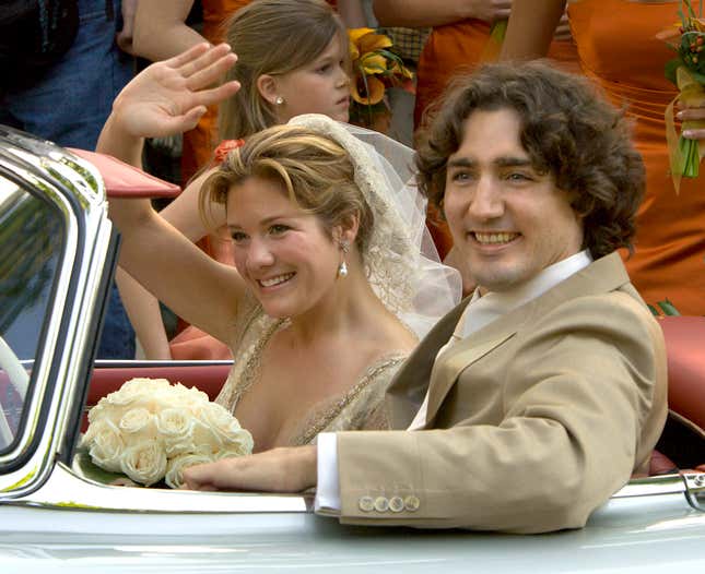 Justin Trudeau und Braut Sophie Gregoire verlassen nach ihrer Hochzeitszeremonie im Mai 2005 die Kirche Sainte-Madeleine D'Outremont in Montreal.