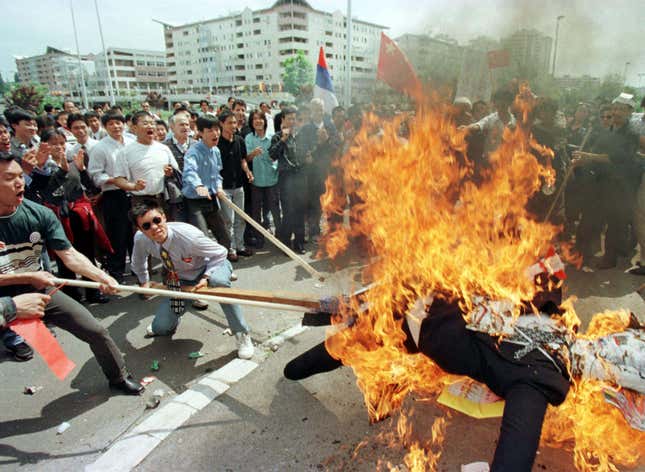 Angry Chinese protesters burn a dummy of US president Bill Clinton outside the Chinese embassy in Belgrade.