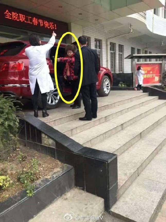 Tao Huabi was seen to ride on a red Bentley.
