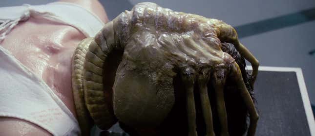 El pobre de Kane, con un face hugger pegado a él.