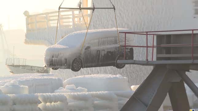 Imagen para el artículo titulado Un gigantesco barco repleto de coches llega con todo su cargamento helado por el mal tiempo