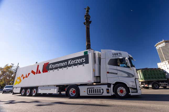 Image for article titled Volvo Sets EV Truck Record With an 1,800-Mile Produce Delivery