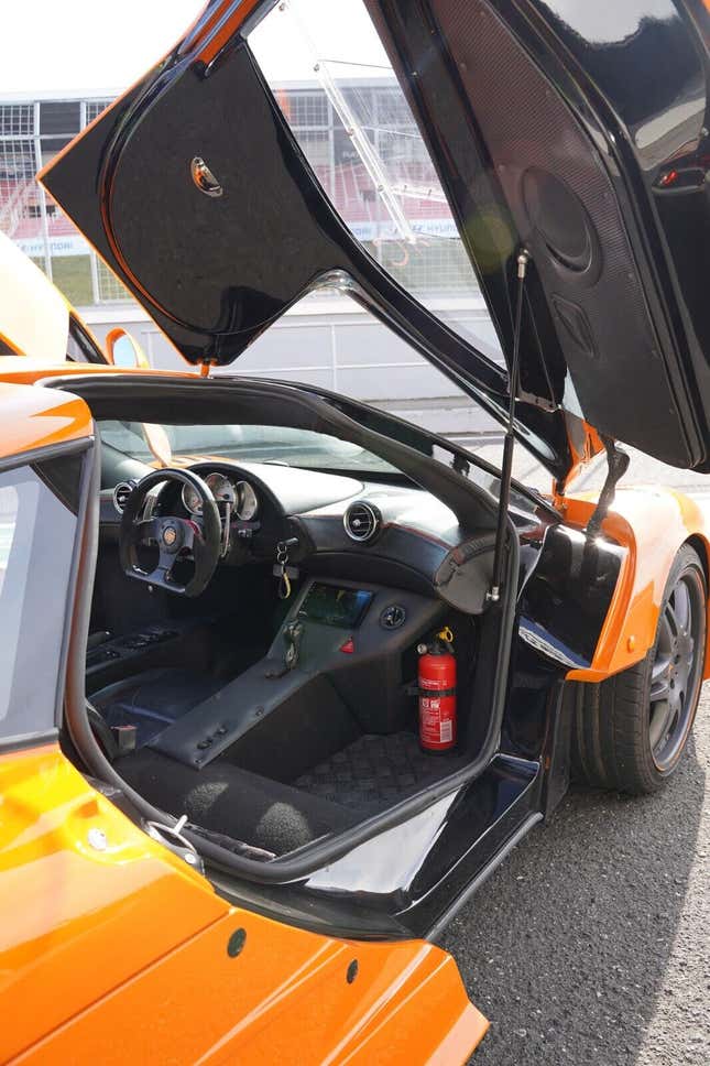 Vista interior de la réplica del McLaren F1 LM basado en el Porsche Boxster.