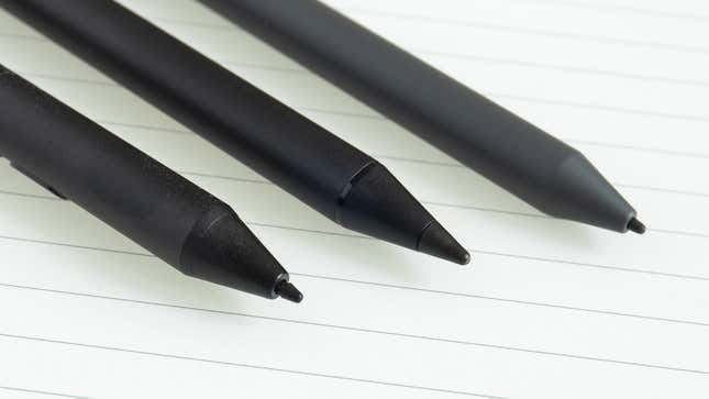 A close-up of the tips of the Kobo Elipsa, Kobo Elipsa 2E, and Kindle Scribe's styluses.