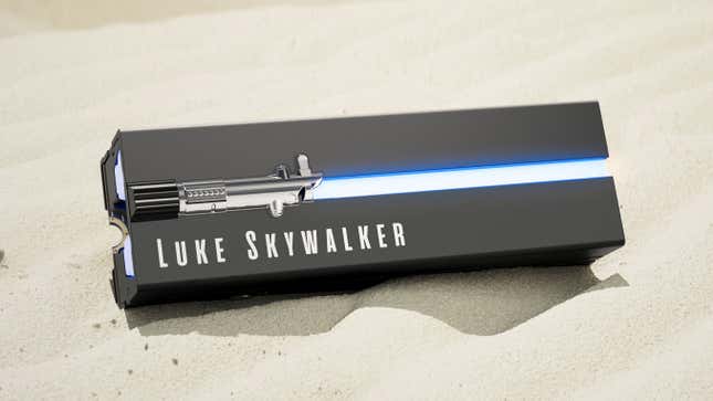 Seagates Lightsaber Collection Special Edition FireCuda PCIE Gen4 NVMe SSD mit angebrachter Luke Skywalker-Frontplatte auf einem Sandhaufen sitzend.