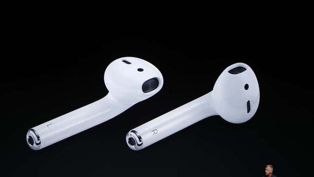 Imagen para el artículo titulado Demandan a Apple por una fuerte alerta a través de los AirPods que "desgarró" los tímpanos del hijo