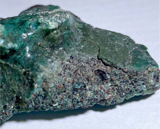 Imagen para el artículo titulado Descubren rocas de plástico emergiendo en uno de los lugares más aislados del planeta