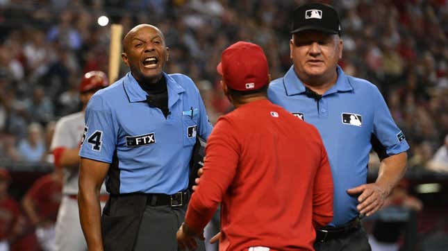 MLB umpire C.B .Bucknor (L) argues with Cardinals’ manager Oliver Marmol.