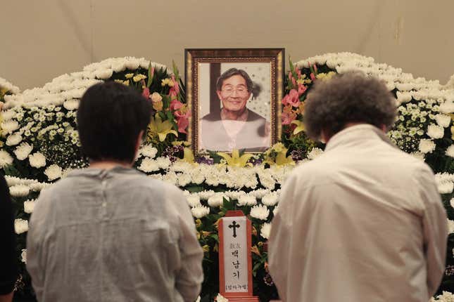 Mourners pay tribute in front of a memorial altar for the late farmer activist Baek Nam-gi at the Seoul National University Hospital in Seoul, South Korea, Sept. 26, 2016.
