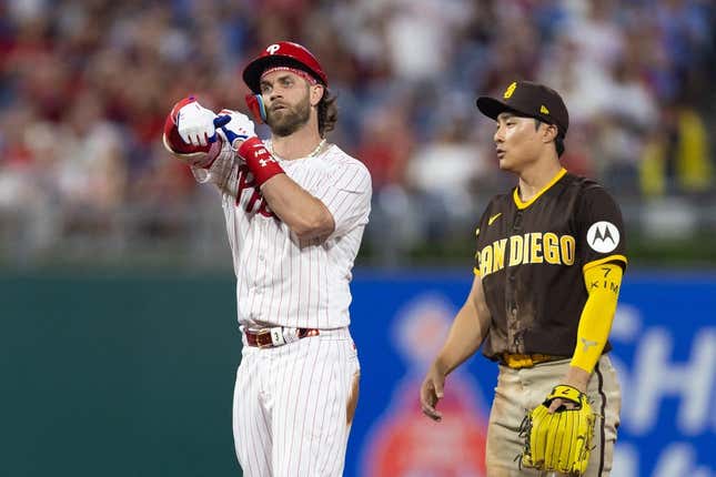 15. Juli 2023;  Philadelphia, Pennsylvania, USA;  Der designierte Schlagmann der Philadelphia Phillies, Bryce Harper (3), reagiert neben dem zweiten Basisspieler der San Diego Padres, Ha-Seong Kim (7), nachdem er im fünften Inning im Citizens Bank Park ein Doppel geschlagen hat.