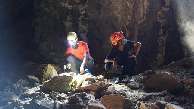 Un grupo de paleontólogos explorando las cuevas Rising Star