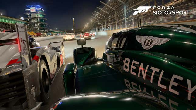 Forza Motorsport'un Bentley Speed ​​8 ve Porsche 919 Hibrit Yarışını Gösteren Bir Ekran Görüntüsü, Indianapolis Motor Speedway'in ana düzünde birbirlerine karşı
