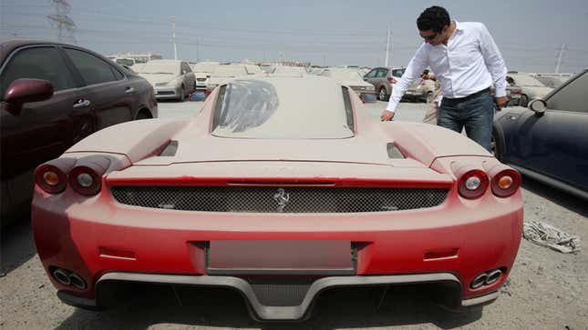 Imagen para el artículo titulado En este campo hay una flota de Ferraris abandonados desde hace una década, y no es un caso único