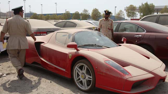 Imagen para el artículo titulado En este campo hay una flota de Ferraris abandonados desde hace una década, y no es un caso único