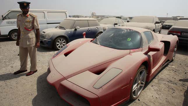 Imagen para el artículo titulado En este campo hay una flota de Ferraris abandonados desde hace una década, y no es un caso único