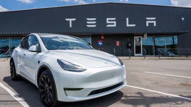 Ein Tesla Model Y ist am 31. Mai 2023 auf einem Tesla-Autoparkplatz in Austin, Texas, zu sehen.  Das Model Y von Tesla ist im ersten Quartal 2023 das meistverkaufte Auto der Welt. 